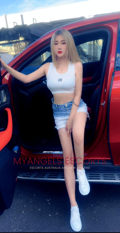 Photo 6 / 9 of Vanessa 