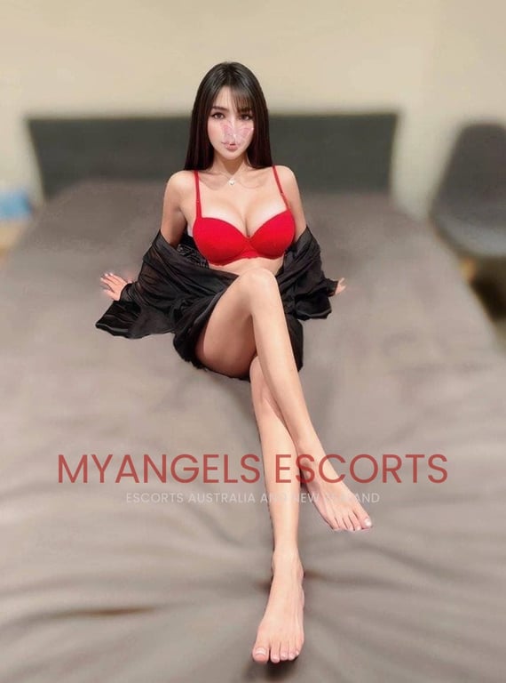 Photo 3 / 4 of Annie