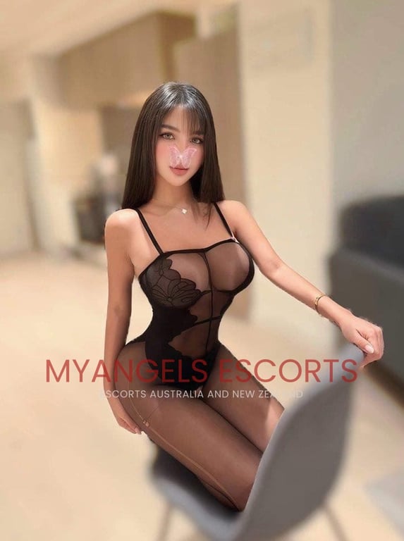 Photo 4 / 4 of Annie