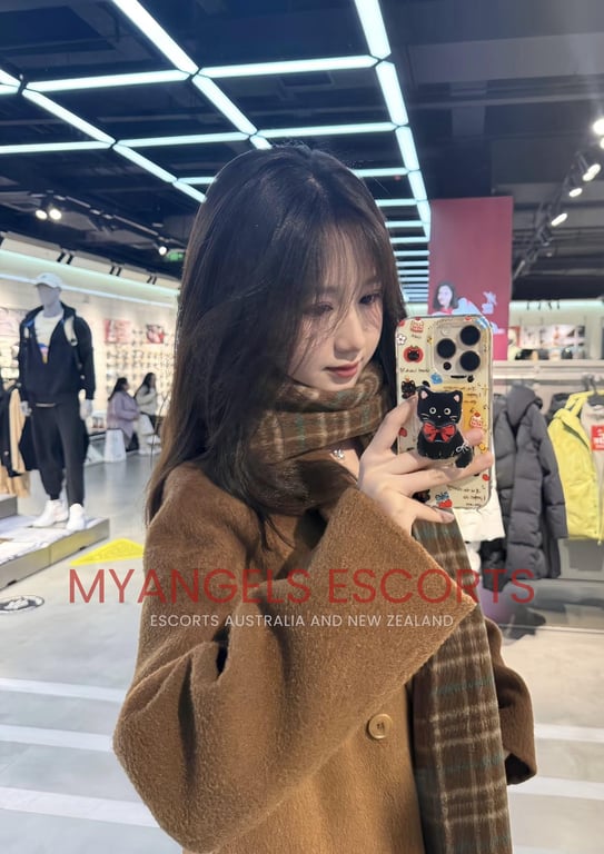 Photo 4 / 9 of Alice