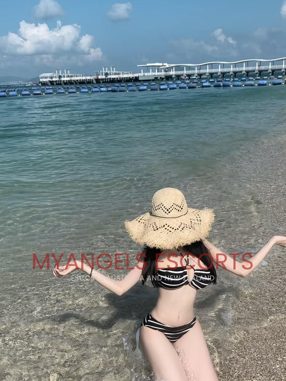 Photo 2 / 5 of Mia