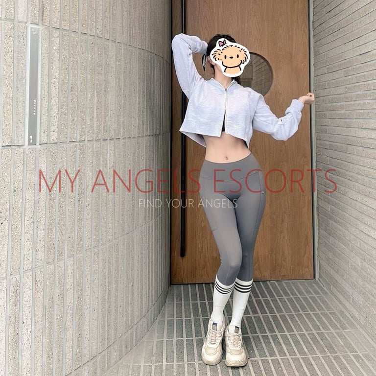 Photo 3 / 9 of Amanda