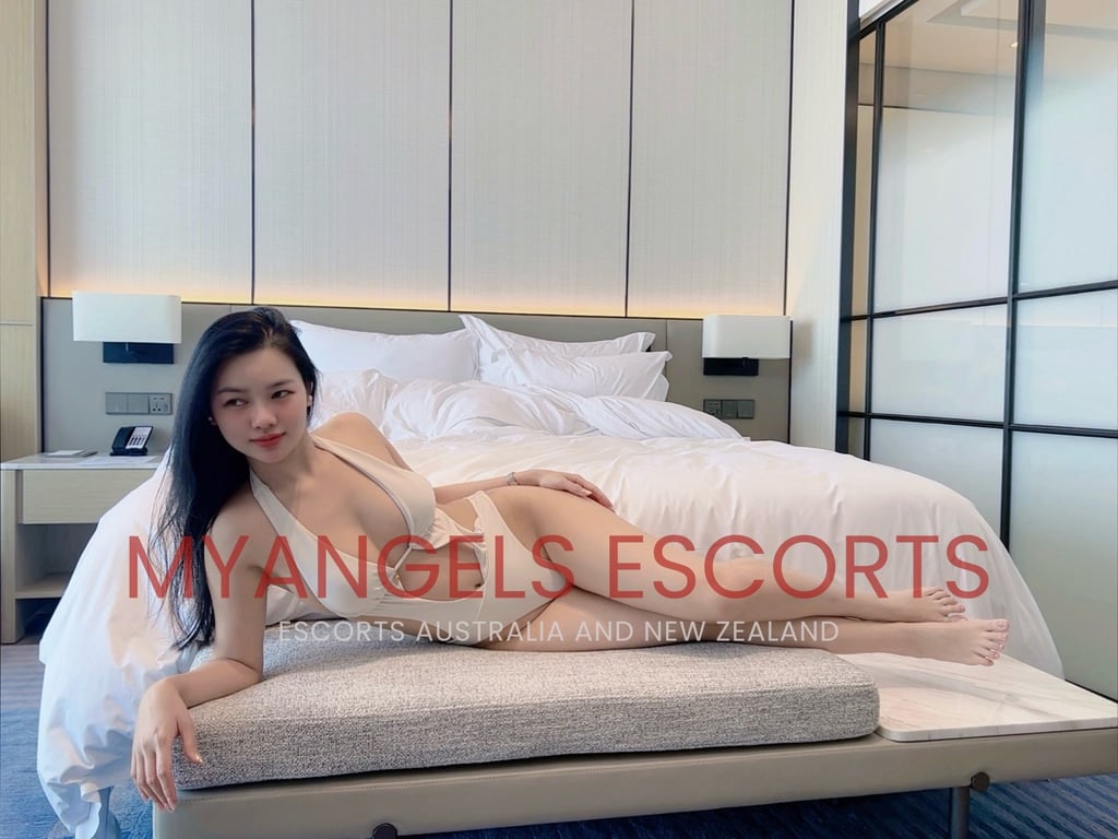 Photo 2 / 4 of Linda