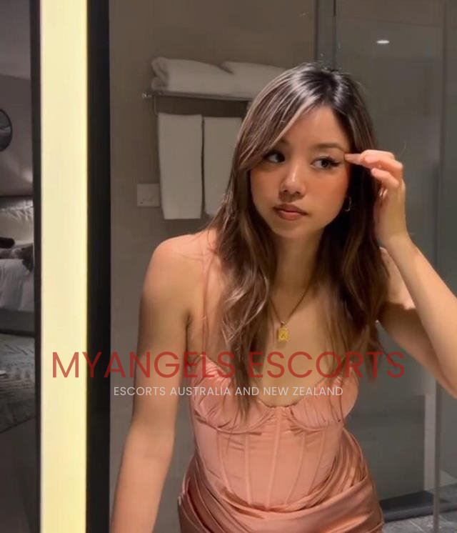 Photo 7 / 7 of Chloe