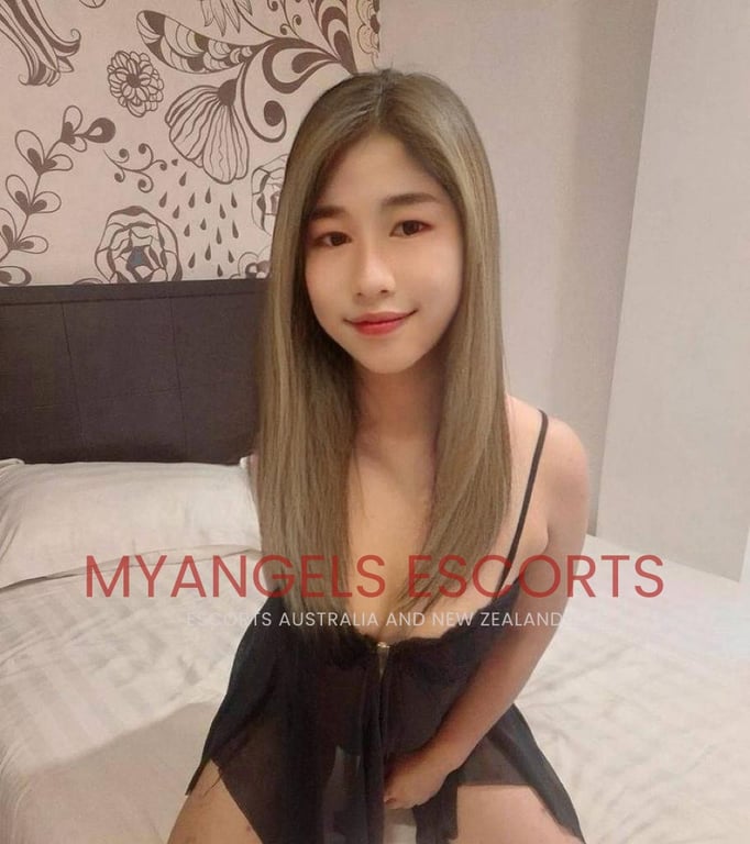 Photo 2 / 3 of Alice 