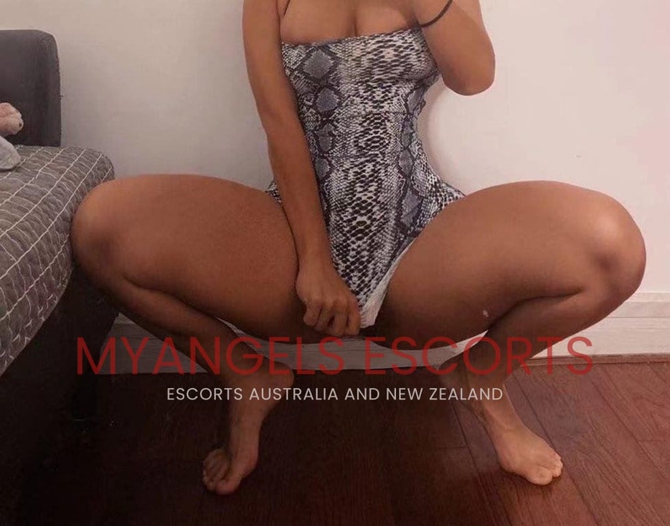 Photo 2 / 8 of Lisa