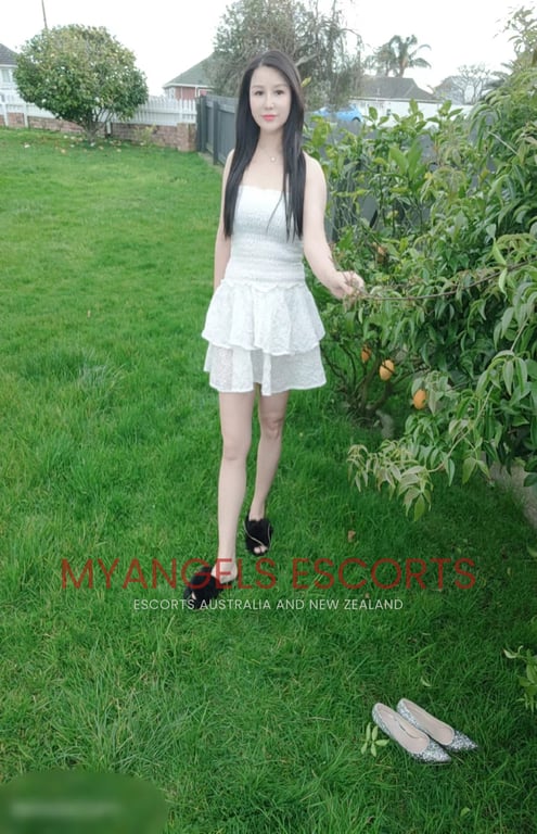 Photo 8 / 8 of Eva