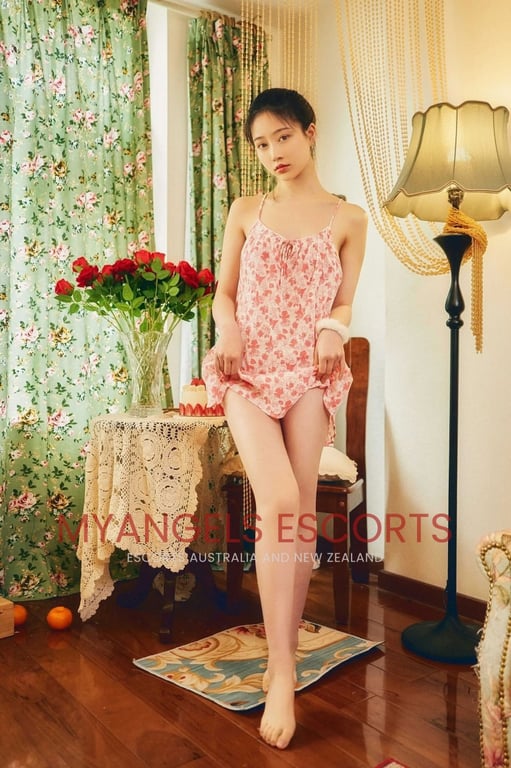 Photo 5 / 5 of Ivy