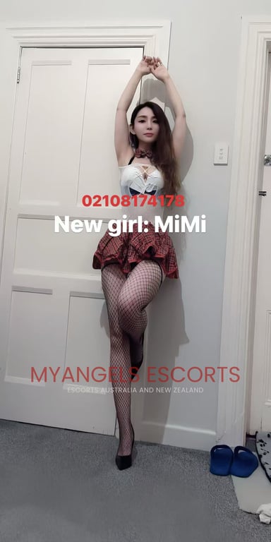 Photo 3 / 4 of Mimi