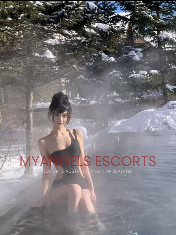 Photo 2 / 3 of Diana