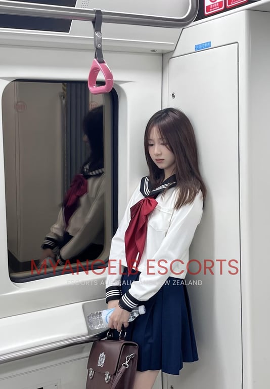 Photo 6 / 9 of Alice