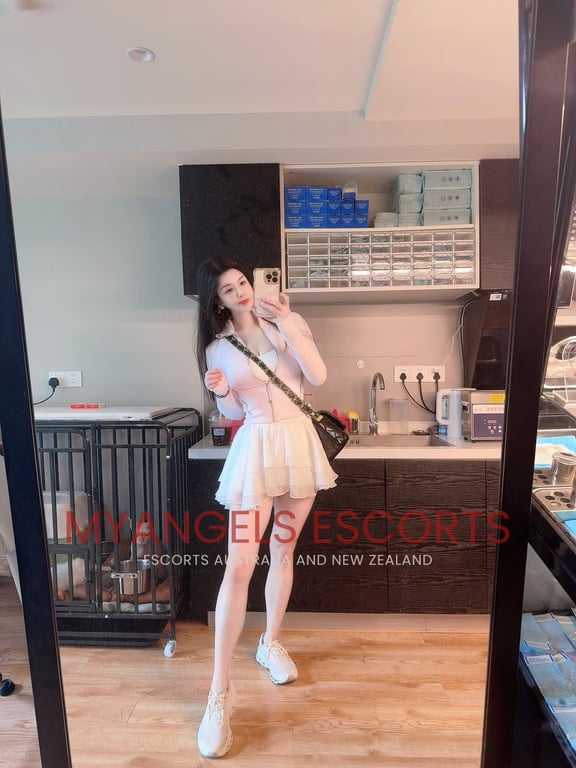 Photo 2 / 10 of Annie
