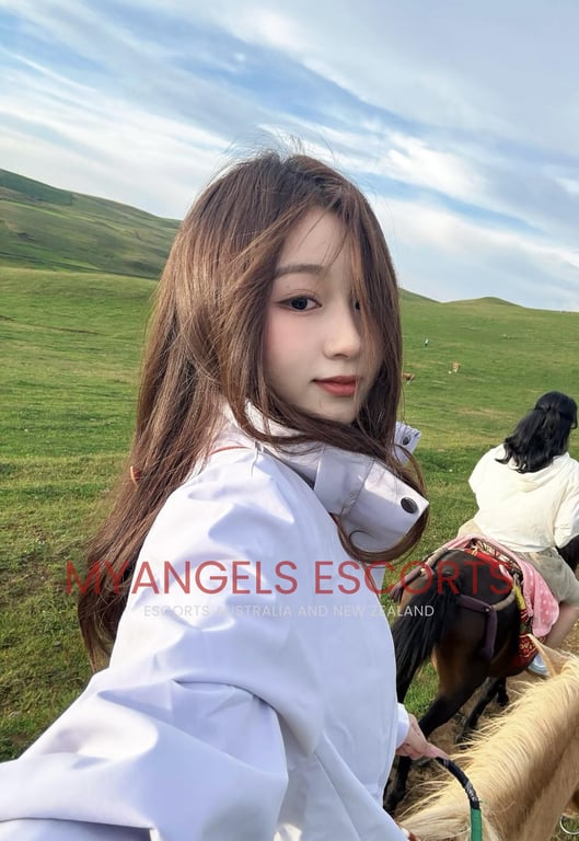 Photo 8 / 9 of Alice