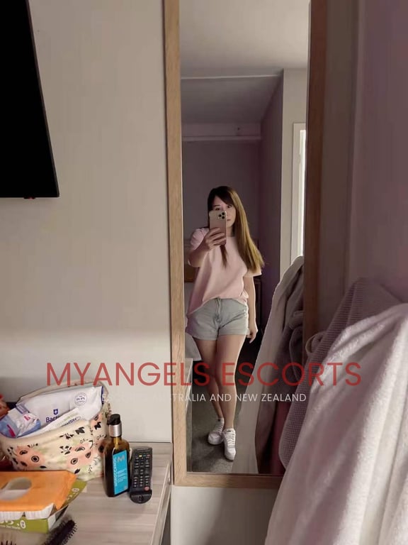Photo 2 / 3 of Cindy