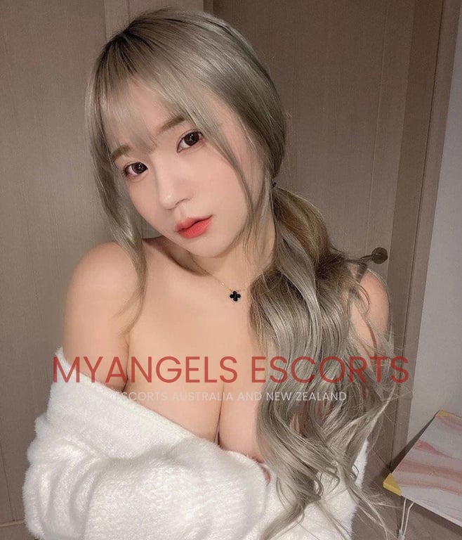 Photo 2 / 5 of Alisa