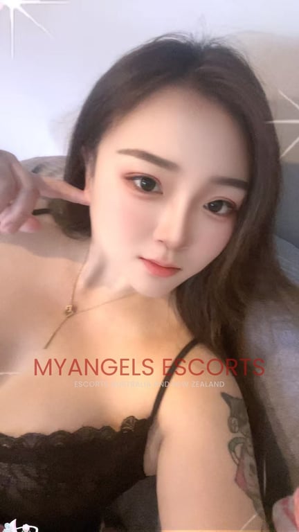 Photo 2 / 3 of Alice