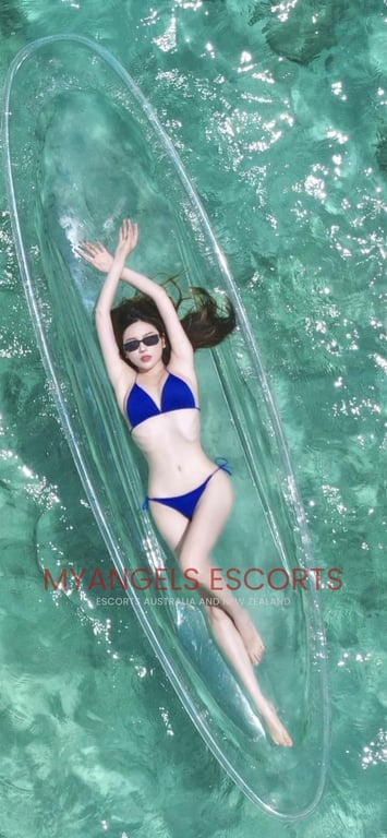 Photo 4 / 10 of Emma