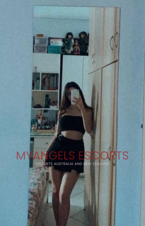 Photo 4 / 5 of Erika