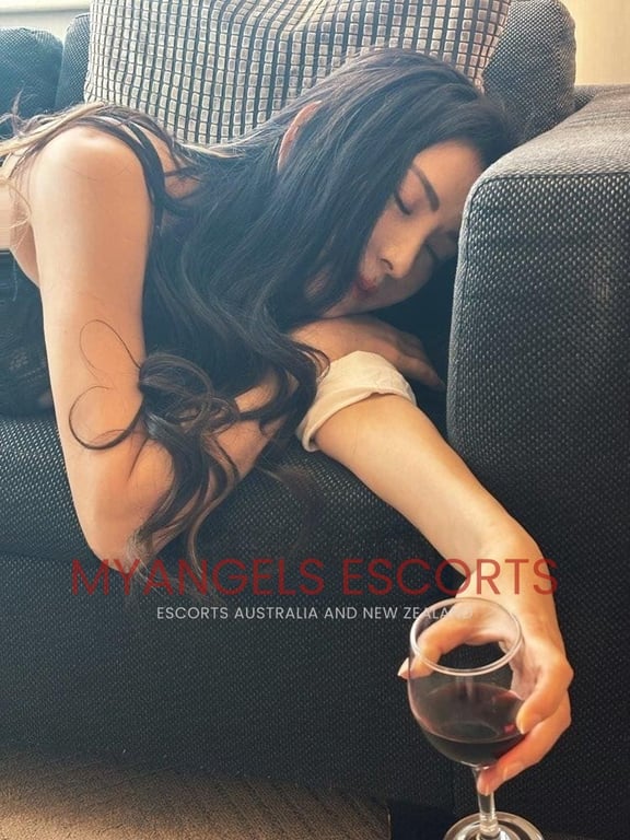 Photo 3 / 4 of Linda