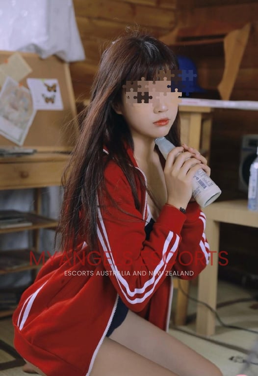 Photo 3 / 6 of Mia
