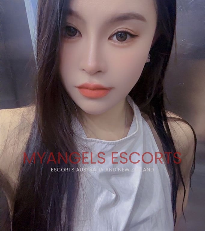 Photo 3 / 3 of Petite Luna