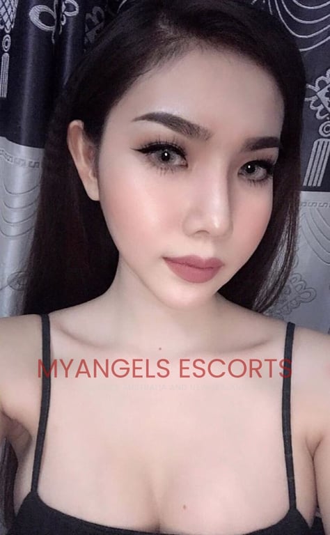 Photo 4 / 4 of Bella