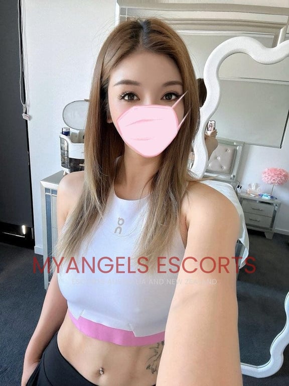 Photo 2 / 5 of Alice