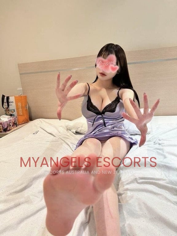 Photo 4 / 6 of Claire