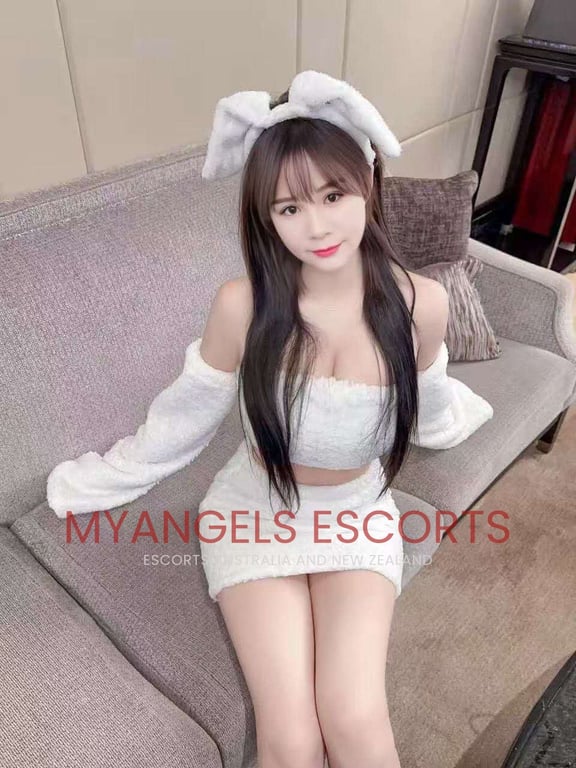 Photo 3 / 5 of Cindy