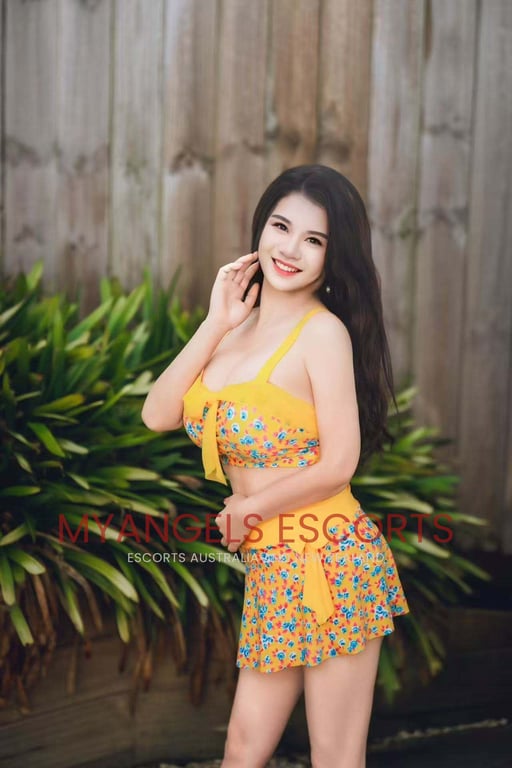 Photo 5 / 5 of Julia