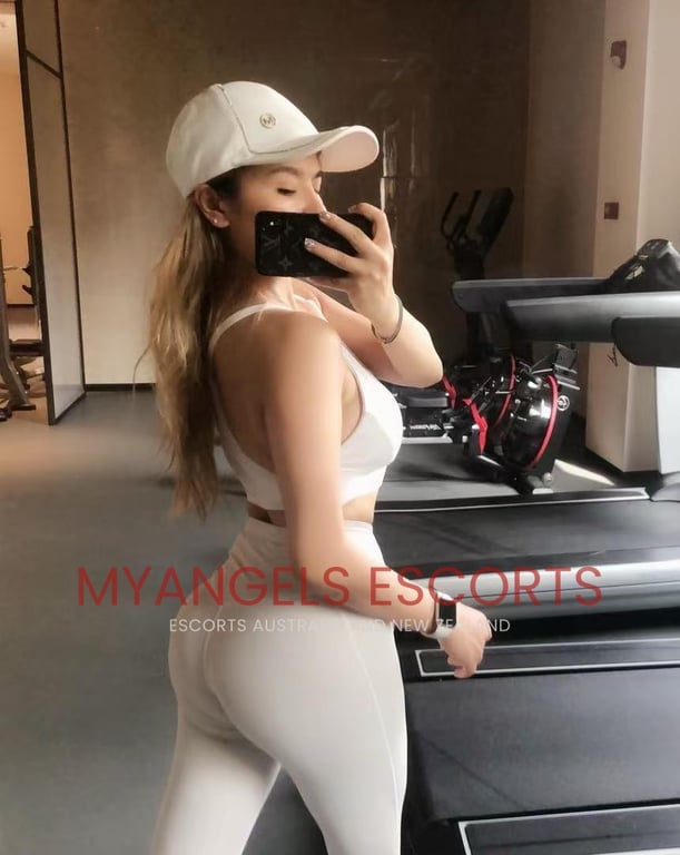 Photo 4 / 5 of Amber