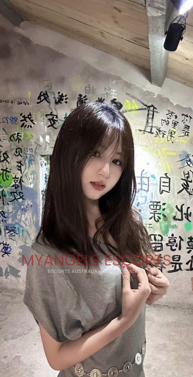 Photo 3 / 9 of Alice