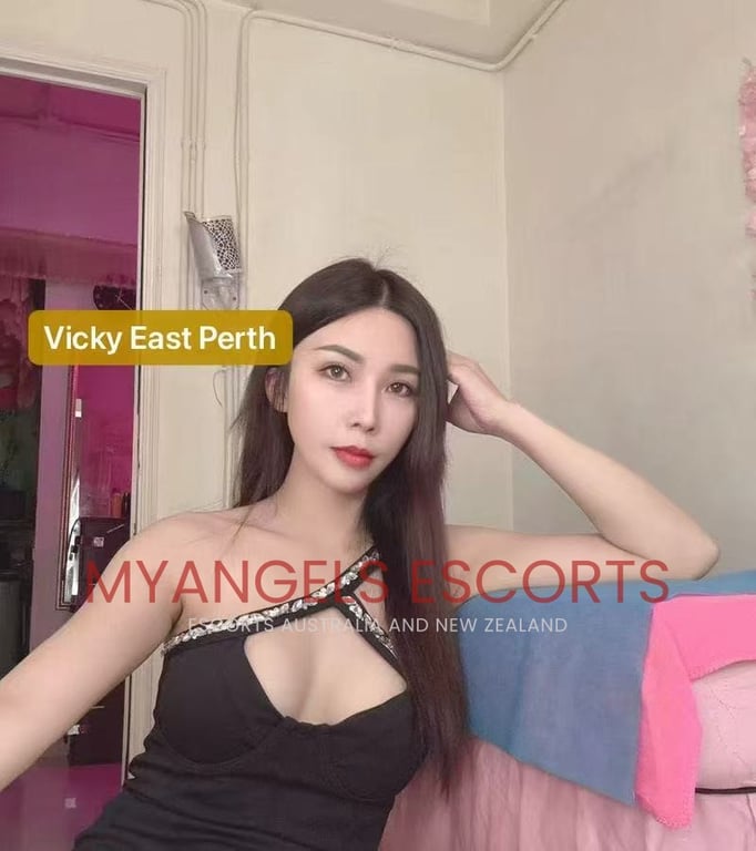 Photo 3 / 3 of Vicky 