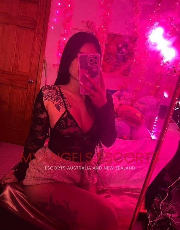 Photo 5 / 5 of Maeve