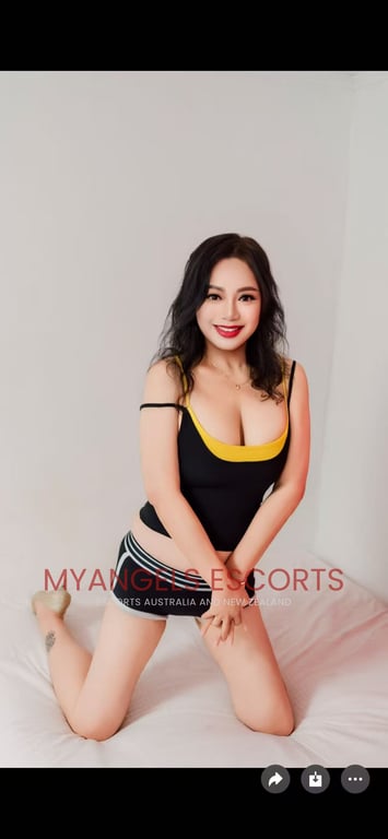 Molly 30-year-old Asian escort in Auckland Mount Wellington