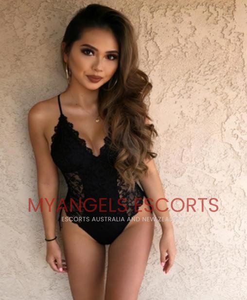 Photo 2 / 4 of Leila