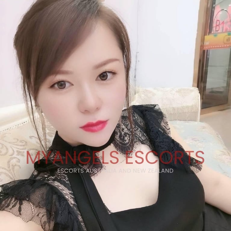 Photo 10 / 10 of Mia