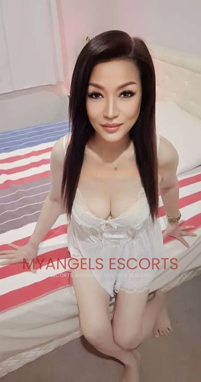 Photo 2 / 4 of Mimi