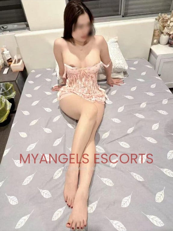 Photo 3 / 4 of Moonie