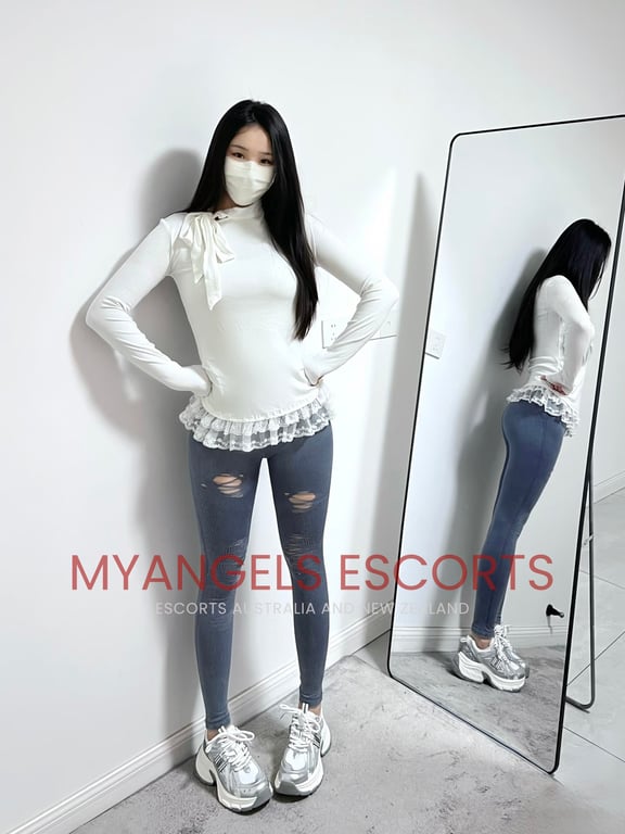 Helen 34-year-old Japanese escort in Hobart City TAS