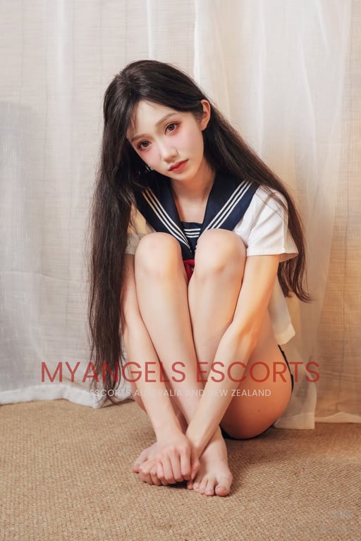 Photo 5 / 8 of Lily