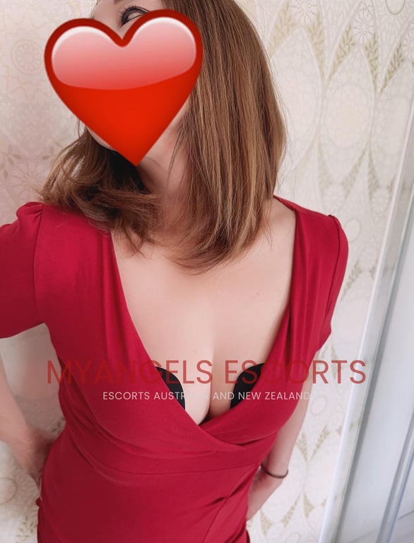 Photo 2 / 2 of Alisa