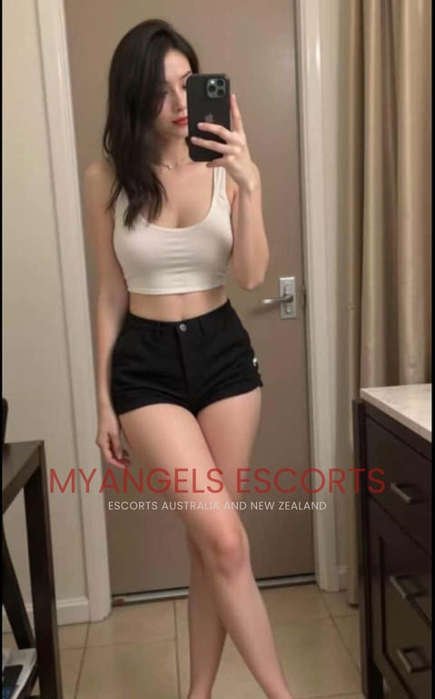 Photo 3 / 4 of Ella