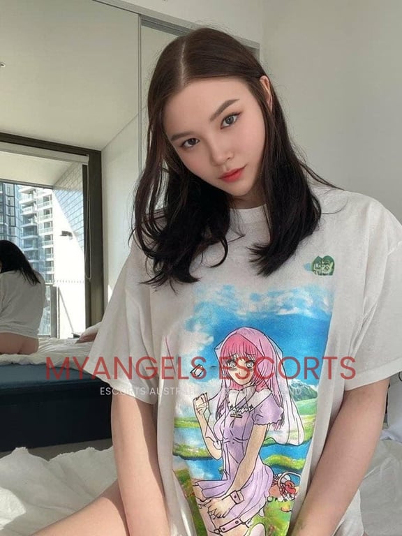 Photo 6 / 8 of Jessica