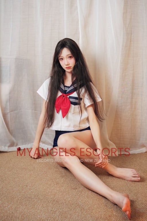 Photo 2 / 8 of Lily
