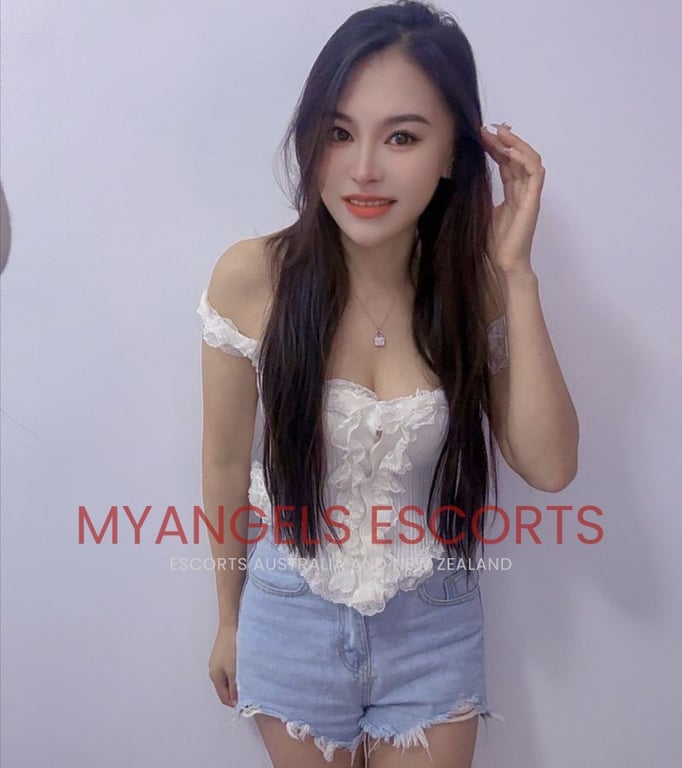 Photo 2 / 3 of Petite Luna