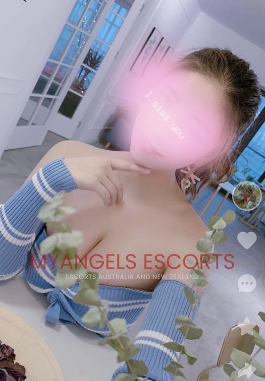 Photo 2 / 3 of Stella