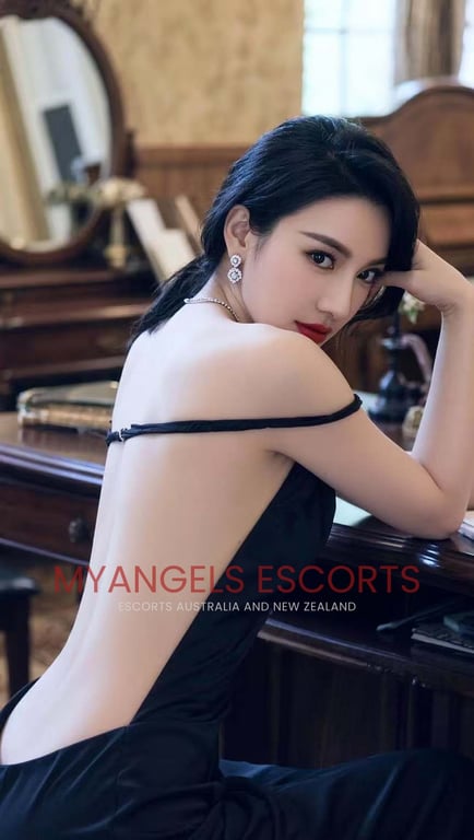 Photo 3 / 5 of Jenny