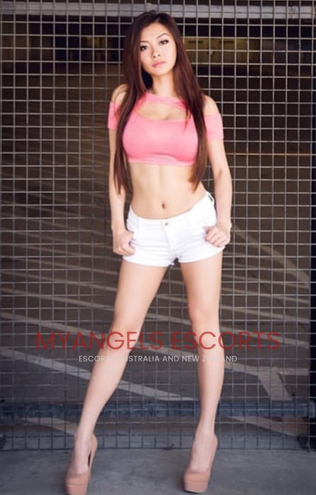 Photo 3 / 9 of Sophia 