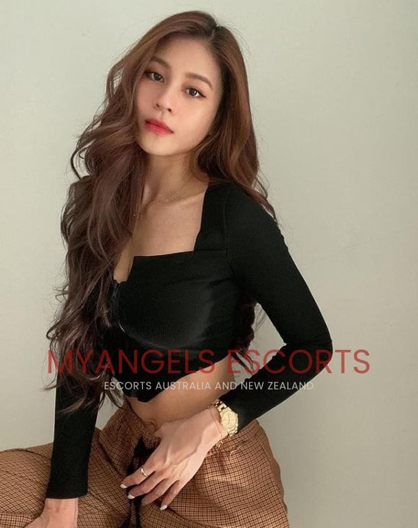 Photo 4 / 4 of Isbella